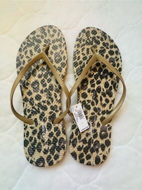 Old Navy Leopard Print Flip Flop Sandals in Tan and Black